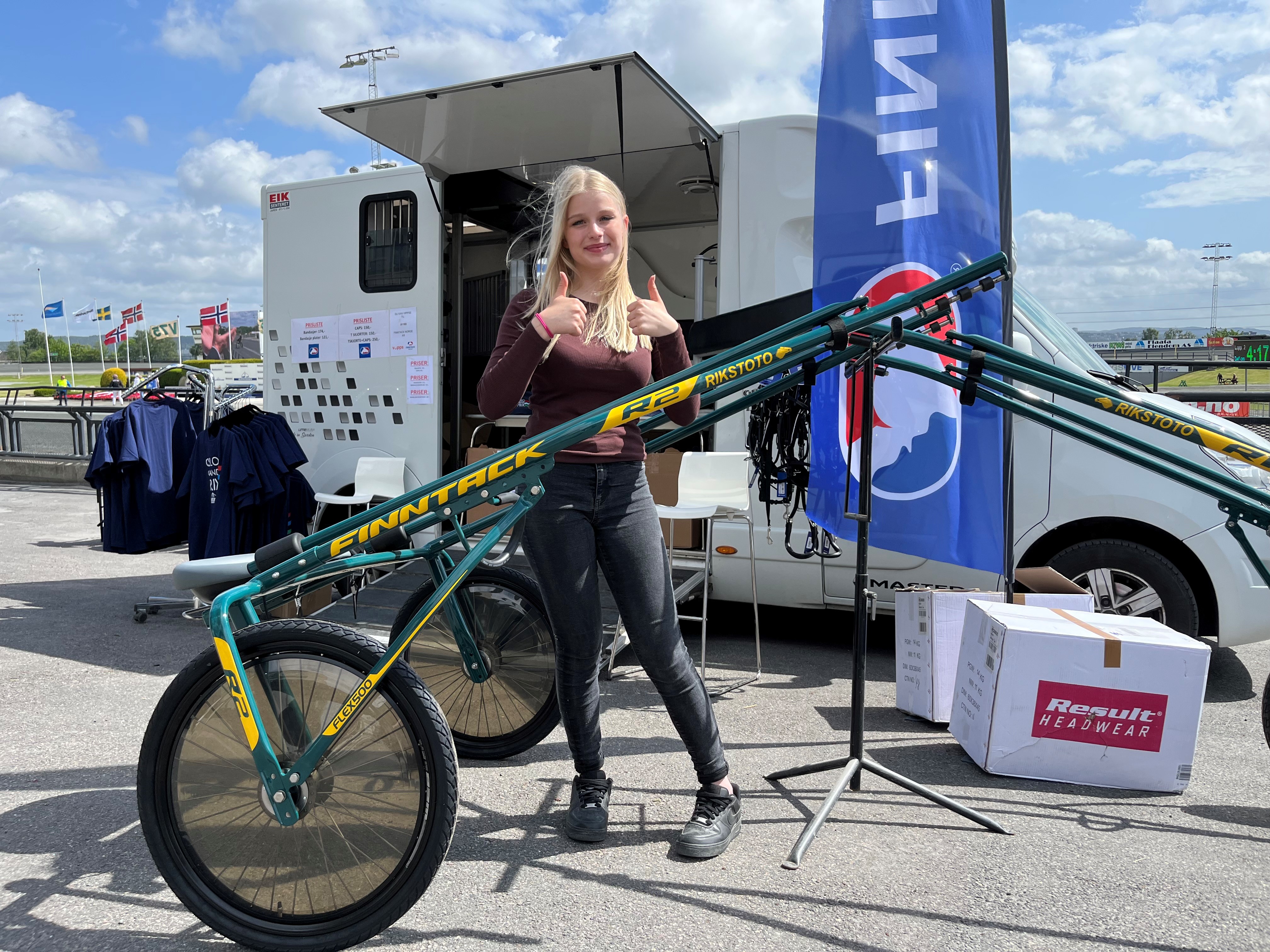 Bilde: Ilona Rekila fra Finland vært svært fornøyd med å vinne en sulky i førstepremie.