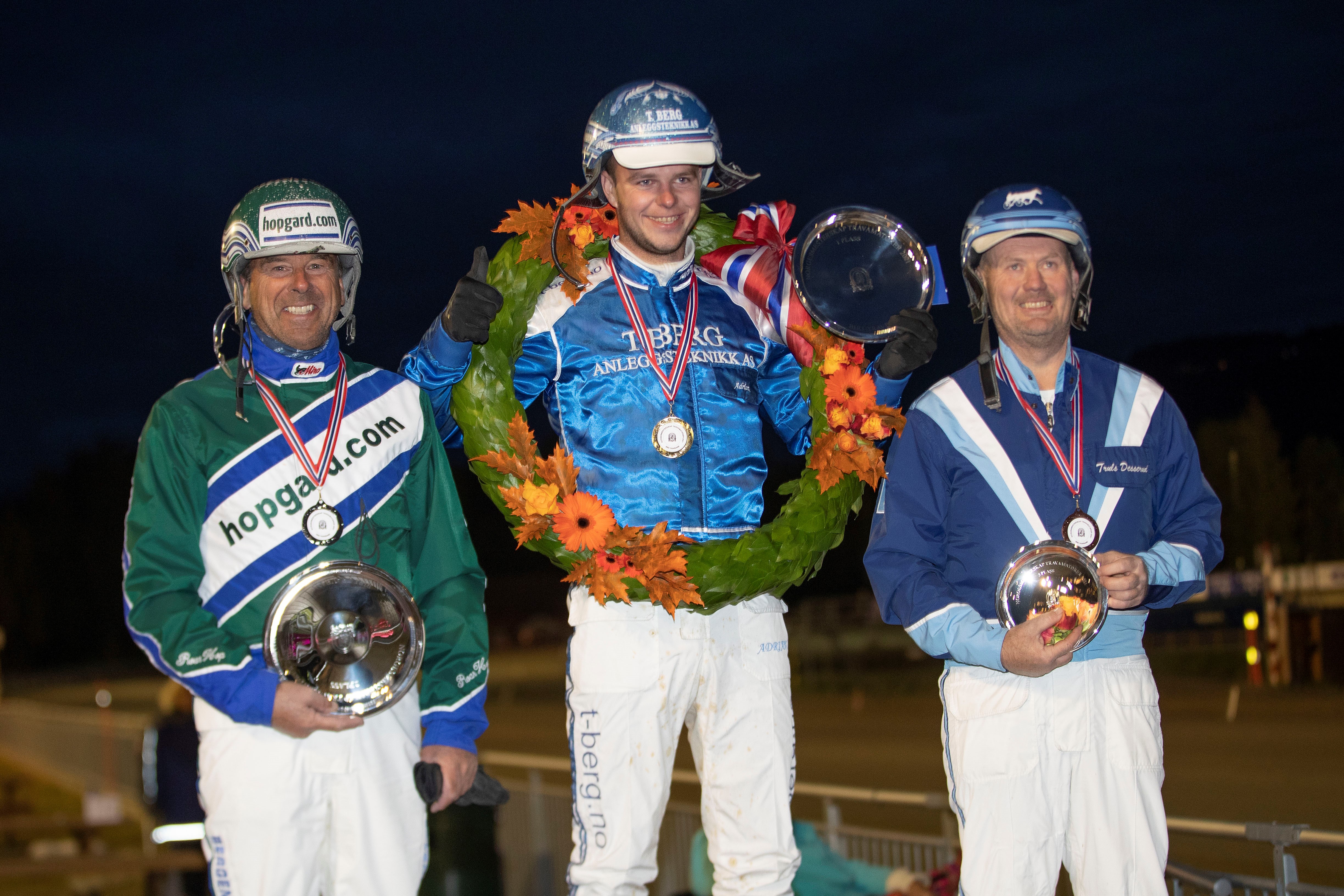 Norgesmester Adrian Solberg Akselsen flankeres på seierspallen av Roar Hop og Truls Desserud(Foto: Hesteguiden.com)