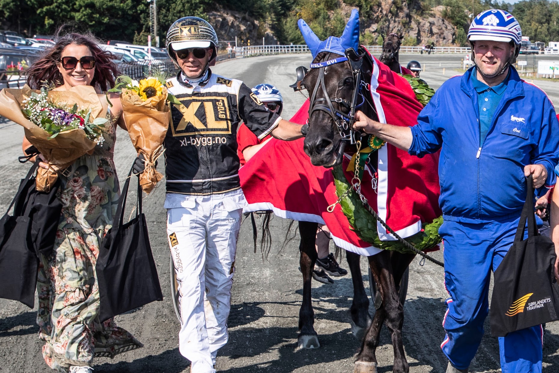 Ulsrud Tea og kretsen rundt etter NM-seieren i 2021. Foto: hesteguiden.com