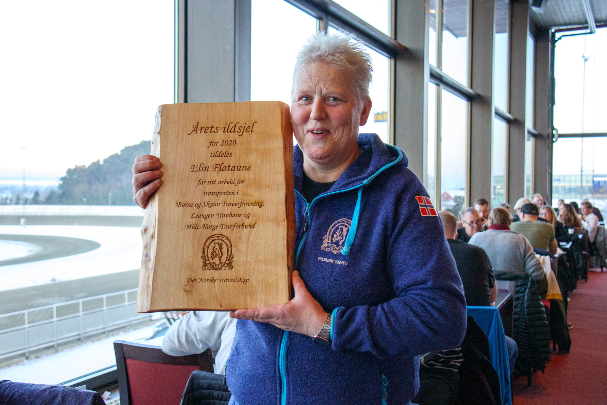 Prisen Årets ildsjel 2020 tildeles Elin Flataune, medlem av Børsa og Skaun Traverlag. Foto: Leangen travbane