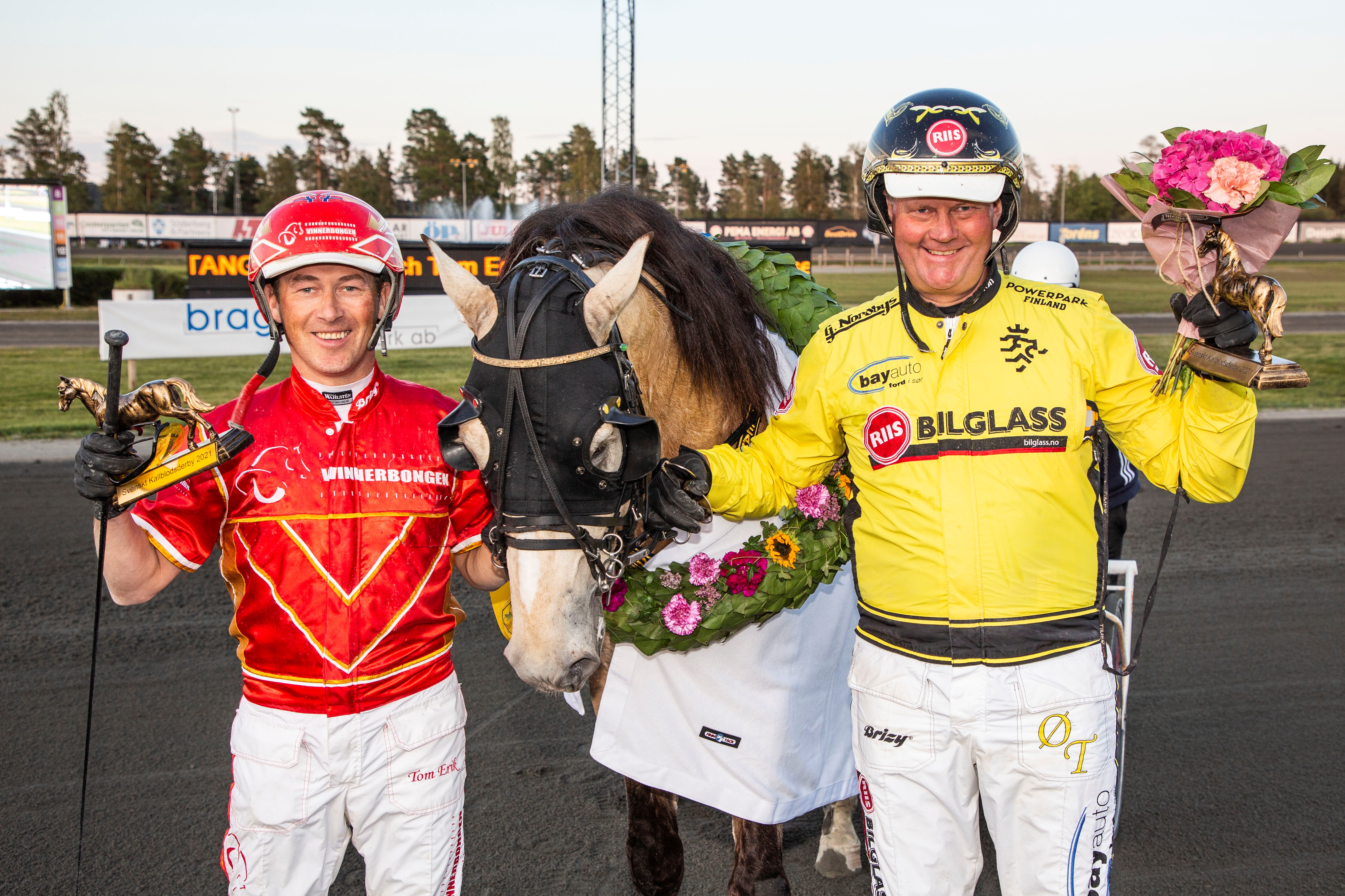 Disse 3 er nok aktuelle for storløpsdeltagelser også i år. Tangen Bork, kusk Tom Erik Solberg og trener Øystein Tjomsland her foreviget etter fjorårets svenske Derbyseier(Foto: Hesteguiden.com)