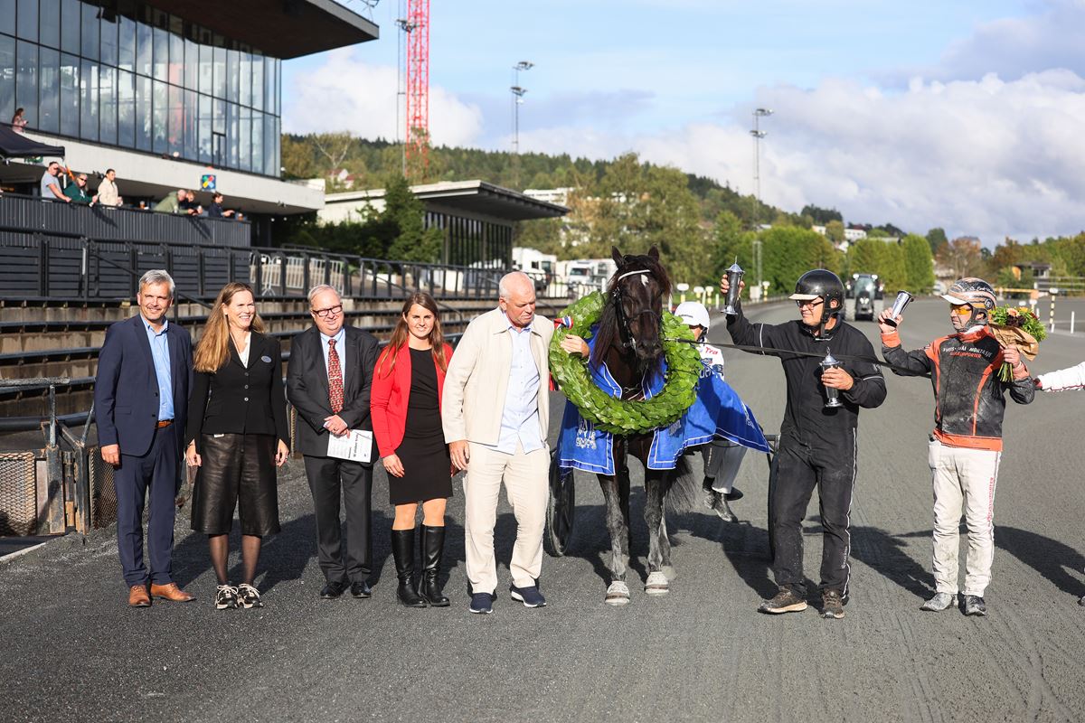 Årdals Frøya Hoppederby seremoni.jpg